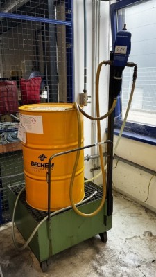 1 Ölauffangwanne mit Ölfasspumpe Dosatron